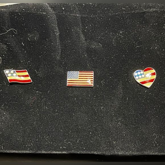 Assortment of American Flag Pins - Picture 1 of 2
